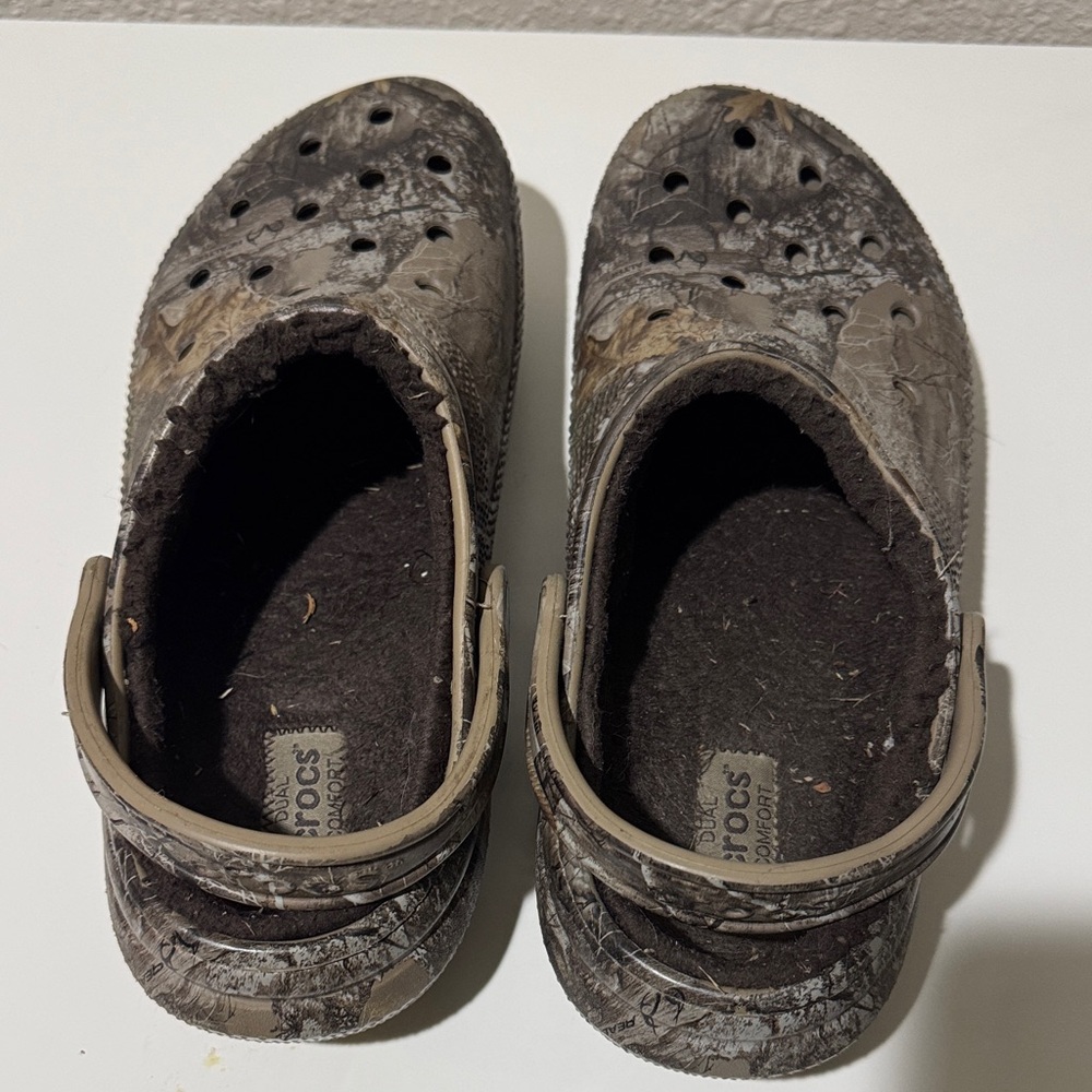 CROCS fuzzy Brown Camo Slippers